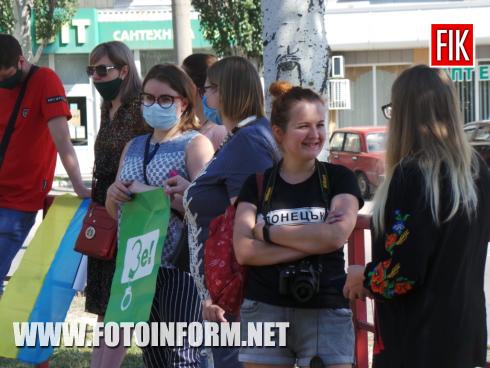 Сьогодні, 28 червня на площі Дружби народів активісти Руху Опору Капітуляції провели Віче до Дня Конституції, повідомляє FOTOINFORM.NET