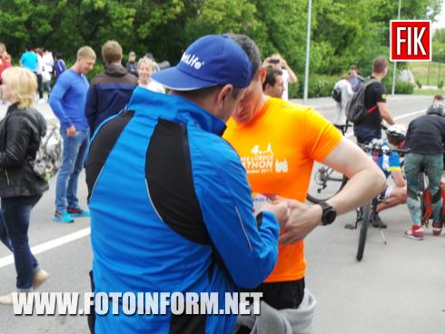 Зараз у Кропивницькому на Фортечних валах офіційно відкрили біговий проект - Kropyvnytskyi Half Marathon-2017. 