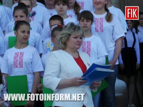 Зараз на площі перед будинком міської ради Кропивницького відбувається урочиста церемонія нагородження переможців конкурсу учнівської молоді «Майбутній захисник України».