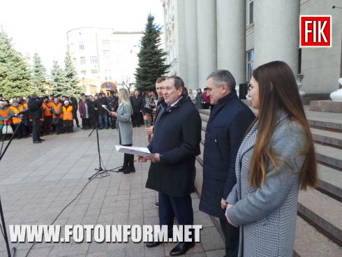 Зараз у центрі міста Кропивницький біля міськради відбувається вшанування працівників комунальних підприємств з нагоди Дня працівників житлово-комунального господарства та побутового обслуговування, повідомляє FOTOINFORM.NET.