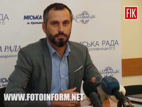 Сьогодні, 30 жовтня, у міській раді Кропивницького відбувається прес-конференція директора департаминту з питань економічного розвитку, торгівлі та інвестицій - начальника управління економіки Андрія Паливоди