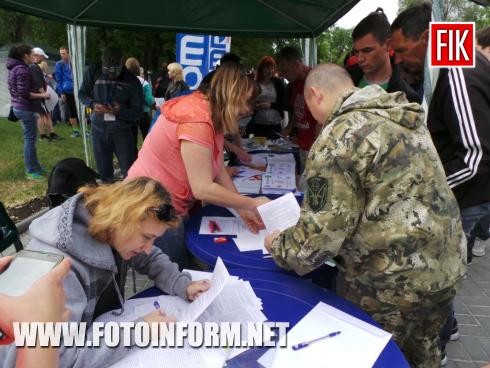 Зараз у Кропивницькому на Фортечних валах офіційно відкрили біговий проект - Kropyvnytskyi Half Marathon-2017. 