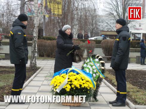 Сьогодні, 13 грудня, у місті Кропивницький відбулась урочиста церемонія покладання квітів до пам’ятного знаку «Жертвам Чорнобиля», повідомляє FOTOINFORM.NET