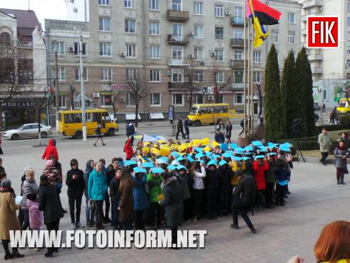 Зараз у центрі міста Кропивницький на площі біль міськради відбувається флешмоб на підтримку наших військовополонених, повідомляє FOTOINFORM.NET.