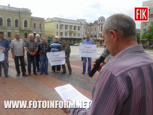 Сейчас на центральной площади города митингуют ликвидаторы аварии на ЧАЭС