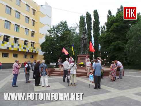 У Кропивницькому з нагоди 140-річчя з дня народження видатного державного діяча, письменника і нашого земляка Володимира Винниченка, відбувся мітинг та покладання квітів до пам’ятника видатної особистості.