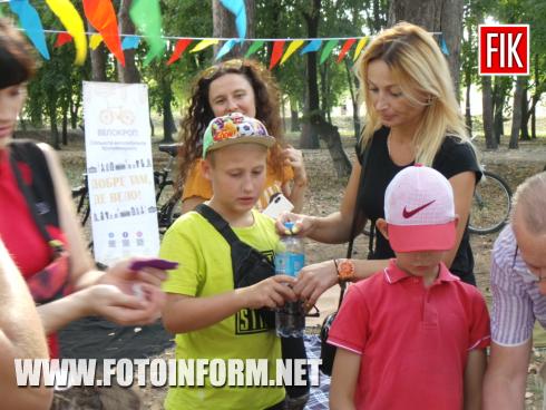 Сьогодні, 28 серпня, у місті Кропивницький на Козачому острові презентували проект першої велосипедної доріжки, повідомляє FOTOINFORM.NET