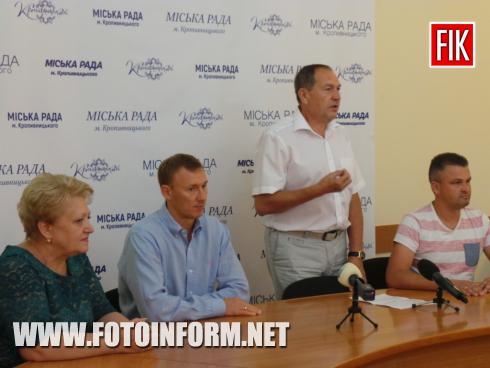 Сьогодні, 15 серпня, у міській раді Кропивницького відбулося вручення трудових книжок, повідомляє FOTOINFORM.NET