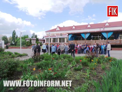 Сьогодні, 8 травня, у місті Кропивницький на стадіоні «Зірка» з нагоди відзначення Дня пам’яті та примирення і 74-ої річниці перемоги над нацизмом у Другій світовій війні відбувся мітинг та покладання квітів до пам