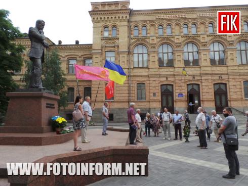 У Кропивницькому з нагоди 140-річчя з дня народження видатного державного діяча, письменника і нашого земляка Володимира Винниченка, відбувся мітинг та покладання квітів до пам’ятника видатної особистості.