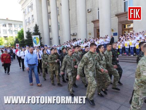 Зараз на площі перед будинком міської ради Кропивницького відбувається урочиста церемонія нагородження переможців конкурсу учнівської молоді «Майбутній захисник України».