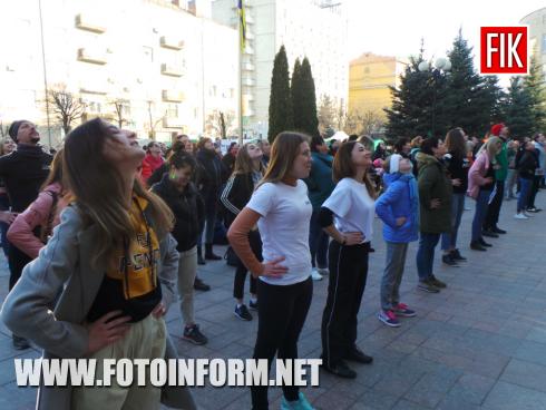 Сьогодні, 5 квітня 2019 року, на площі перед міськрадою розпочалася загальноміська ранкова руханка «Дихай вільно», повідомляє FOTOINFORM.NET