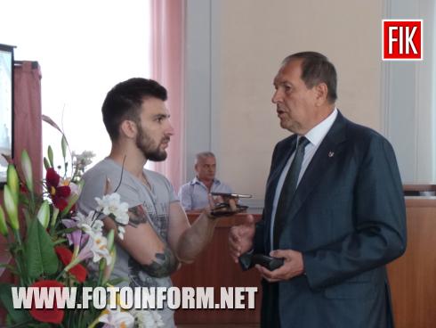 Сьогодні, 27 серпня, в приміщенні міської ради міста Кропивницького з третьої спроби розпочала свою роботу шістнадцята сесія міської ради міста Кропивницького сьомого скликання, повідомляє FOTOINFORM.NET