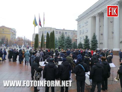 Сьогодні, 4 грудня, на флагштоку біля будівлі міськради Кропивницького урочисто підняли прапор Військово-Морських сил ЗСУ - на знак підтримки українських моряків, захоплених 25 листопада спецпідрозділами РФ поряд із Керченською протокою.