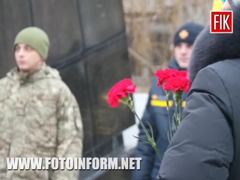 Сьогодні, 13 грудня, у місті Кропивницький відбулась урочиста церемонія покладання квітів до пам’ятного знаку «Жертвам Чорнобиля», повідомляє FOTOINFORM.NET