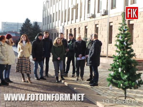 Сьогодні, 19 грудня, у місті Кропивницький на площі Героїв Майдану з`явилася чорна ялинка, повідомляє FOTOINFORM.NET