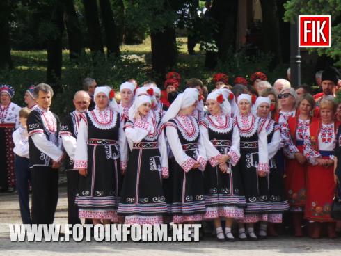 Сьогодні, 18 травня, в Кіровоградській обласній філармонії відбулося відкриття ХХVІІІ Всеукраїнського фестивалю-конкурсу вокально-хорового мистецтва «Калиновий спів», повідомляє FOTOINFORM.NET
