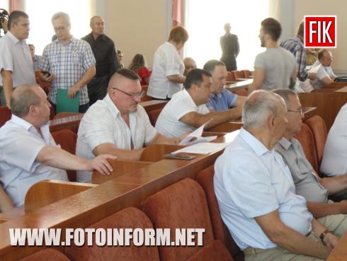 Сьогодні, 27 серпня, в приміщенні міської ради міста Кропивницького з третьої спроби розпочала свою роботу шістнадцята сесія міської ради міста Кропивницького сьомого скликання, повідомляє FOTOINFORM.NET