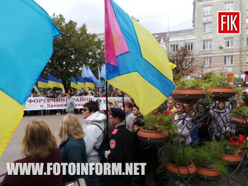 Сьогодні, 21 вересня, у місті Кропивницький на площі біля міськради розпочалося урочисте відкриття свята з нагоди 265-ї річниці заснування міста, повідомляє FOTOINFORM.NET 