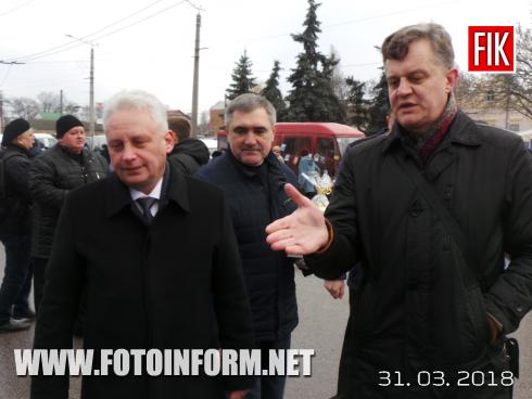 Сьогодні, 31 березня, у Кропивницькомуна площі Богдана Хмельницького розпочав свою роботу вже традиційний передвеликодній ярмарок на якому усі охочі можуть придбати сільськогосподарську продукцію, а також продукти харчової та переробної промисловості.