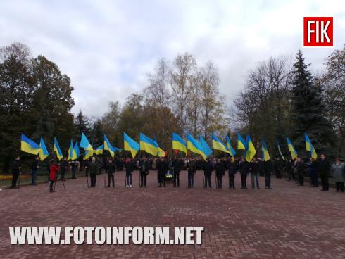 Cьогодні, 26 жовтня, у Кропивницькому на меморіальному комплексі «Фортечні вали» з нагоди 74-ї річниці визволення України від нацистських загарбників відбулося урочисте покладання квітів до Вічного вогню.
