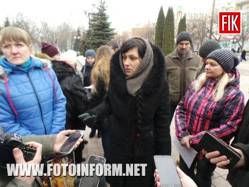 Сьогодні, 2 лютого 2017 року, у Кропивницькому біля приміщення Кіровоградської міської ради відбувається мітинг-протест проти поновлення на посаді колишнього директора школи №18.