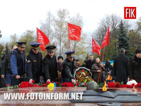 Cьогодні, 26 жовтня, у Кропивницькому на меморіальному комплексі «Фортечні вали» з нагоди 74-ї річниці визволення України від нацистських загарбників відбулося урочисте покладання квітів до Вічного вогню.