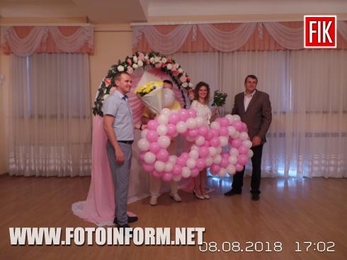 21 пара подала заяву на реєстрацію шлюбу на сьогодні, 8 серпня. Ще 59 наречених планують одружитися 18 серпня. Якщо ви спонтанно наважились зареєструвати свої стосунки, немає жодних проблем. Навіть сьогодні ви зможете це зробити, взявши участь у проекті «Шлюб за добу». Якщо не встигнете, будемо чекати на вас 18 серпня. Можна зробити дещо інакше: спочатку заручитися в українському стилі й подати відповідну заяву, а вже через місяць одружитися, – повідомив керівник обласної юстиції Вадим Гуцул. 