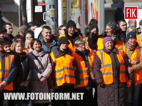 Зараз у центрі міста Кропивницький біля міськради відбувається вшанування працівників комунальних підприємств з нагоди Дня працівників житлово-комунального господарства та побутового обслуговування, повідомляє FOTOINFORM.NET.