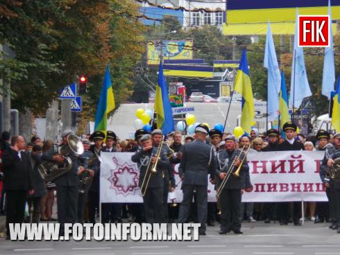 По вулиці Велика Перспективна , що у місті Кропивницький відбулася святкова хода громадськості Подільського та Фортечного районів, повідомляє FOTOINFORM.NET