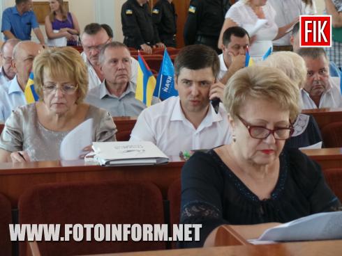 Сьогодні, 27 серпня, в приміщенні міської ради міста Кропивницького з третьої спроби розпочала свою роботу шістнадцята сесія міської ради міста Кропивницького сьомого скликання, повідомляє FOTOINFORM.NET