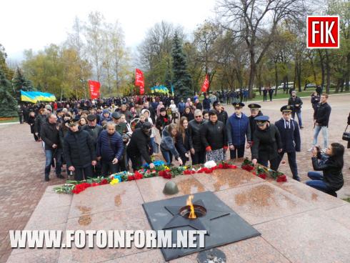 Cьогодні, 26 жовтня, у Кропивницькому на меморіальному комплексі «Фортечні вали» з нагоди 74-ї річниці визволення України від нацистських загарбників відбулося урочисте покладання квітів до Вічного вогню.