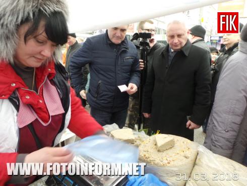 Сьогодні, 31 березня, у Кропивницькомуна площі Богдана Хмельницького розпочав свою роботу вже традиційний передвеликодній ярмарок на якому усі охочі можуть придбати сільськогосподарську продукцію, а також продукти харчової та переробної промисловості.