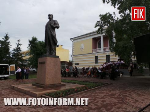 Сьогодні, 22 травня, у місті Кропивницький на площі біля пам’ятника Т.Г.Шевченку відбувся урочистий мітинг, повідомляє FOTOINFORM.NET