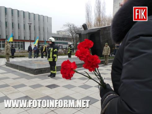 Сьогодні, 13 грудня, у місті Кропивницький відбулась урочиста церемонія покладання квітів до пам’ятного знаку «Жертвам Чорнобиля», повідомляє FOTOINFORM.NET
