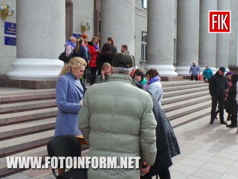 Зараз у центрі міста Кропивницький на площі біль міськради відбувається флешмоб на підтримку наших військовополонених, повідомляє FOTOINFORM.NET.