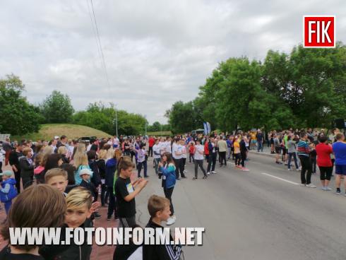 Зараз у Кропивницькому на Фортечних валах офіційно відкрили біговий проект - Kropyvnytskyi Half Marathon-2017. 