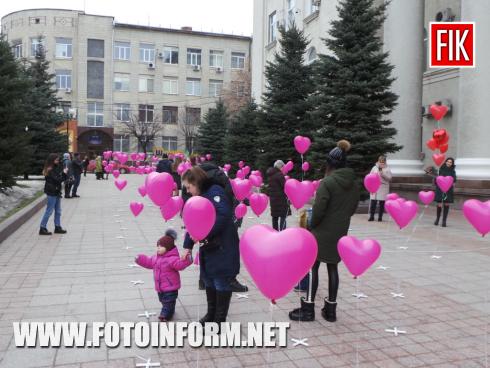 Сьогодні, 14 лютого, у Кропивницькому святкують День св. Валентина. Закохані обмінються подарунками, квітами, традиційними «валентинками» та поцілунками.