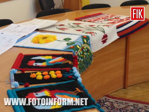 Сьогодні, 20 листопада, у міській раді Кропивницького відбувається прес-конференція голови організації Кіровоградської обласної організації інвалідів «Народна академія творчості» Ельміри Небесної.