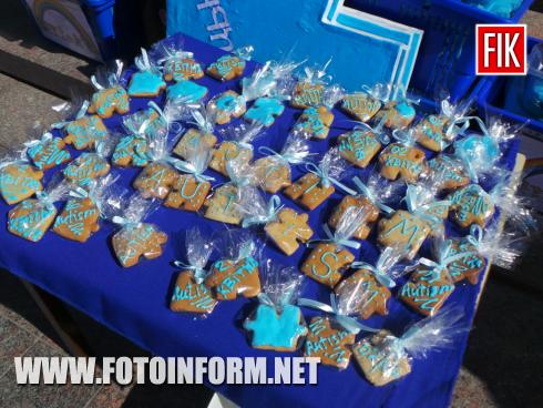 Сьогодні, 2 квітня 2019 року, у центрі міста Кропивницький на площі біля міськради проходить загальноміський флешмоб «Кропивницький у блакитному», повідомляє FOTOINFORM.NET