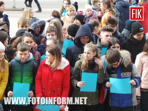 Зараз у центрі міста Кропивницький на площі біль міськради відбувається флешмоб на підтримку наших військовополонених, повідомляє FOTOINFORM.NET.