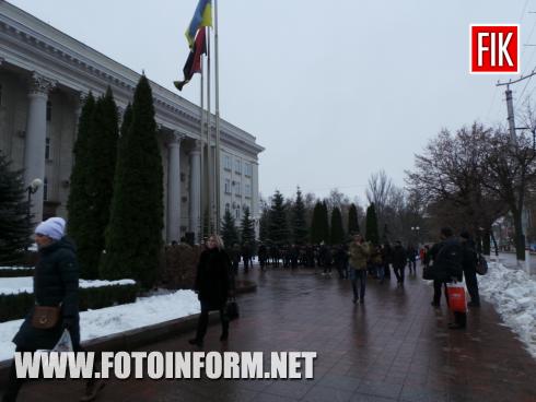 Сьогодні, 4 грудня, на флагштоку біля будівлі міськради Кропивницького урочисто підняли прапор Військово-Морських сил ЗСУ - на знак підтримки українських моряків, захоплених 25 листопада спецпідрозділами РФ поряд із Керченською протокою.