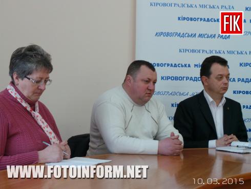 Сегодня в Кировоградском горсовете проходит пресс-конференция заместителя мэра Сергея Васильченко, на которой обсуждается вопрос повышения тарифа на проезд в общественном транспорте.