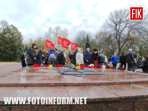 Cьогодні, 26 жовтня, у Кропивницькому на меморіальному комплексі «Фортечні вали» з нагоди 74-ї річниці визволення України від нацистських загарбників відбулося урочисте покладання квітів до Вічного вогню.