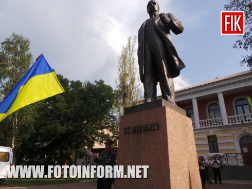 23 августа возле памятника Тараса Шевченко состоялись праздничные мероприятия, посвященные Дню государственного флага Украины.