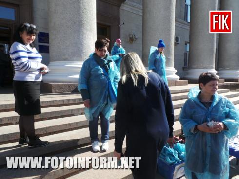 Сьогодні, 2 квітня 2019 року, у центрі міста Кропивницький на площі біля міськради проходить загальноміський флешмоб «Кропивницький у блакитному», повідомляє FOTOINFORM.NET