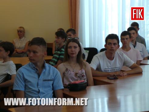 Сьогодні, 15 серпня, у міській раді Кропивницького відбулося вручення трудових книжок, повідомляє FOTOINFORM.NET