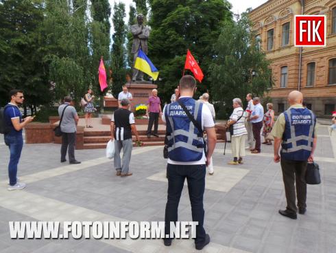 У Кропивницькому з нагоди 140-річчя з дня народження видатного державного діяча, письменника і нашого земляка Володимира Винниченка, відбувся мітинг та покладання квітів до пам’ятника видатної особистості.