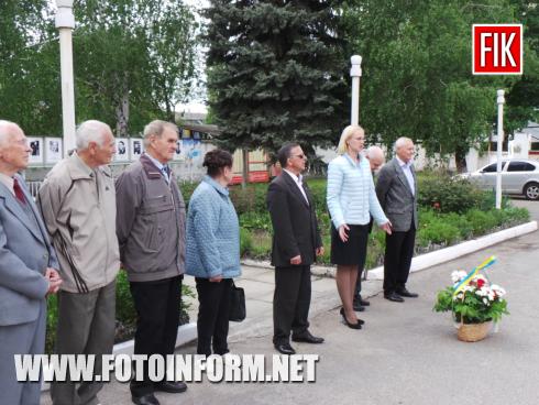 Сьогодні, 8 травня, у місті Кропивницький на стадіоні «Зірка» з нагоди відзначення Дня пам’яті та примирення і 74-ої річниці перемоги над нацизмом у Другій світовій війні відбувся мітинг та покладання квітів до пам