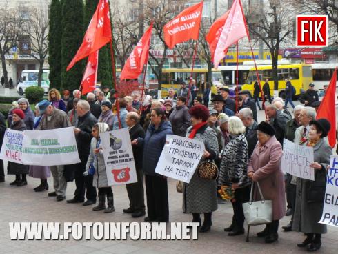 Сьогодні, 7 листопада, у місті Кропивницький відбувся марш та мітинг, який зібрав прихильників лівих поглядів, які виступають проти капіталізму та скорочення соціальних прав людини, повідомляє FOTOINFORM.NET